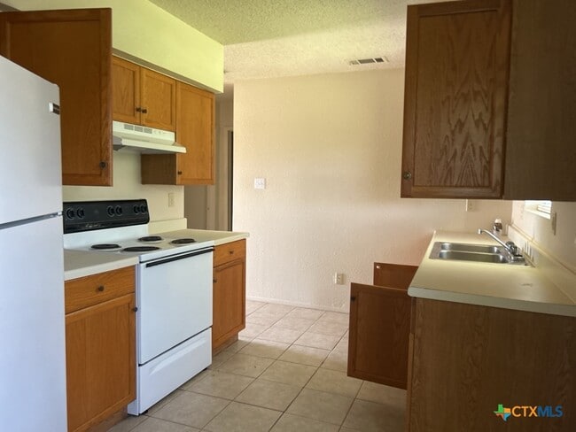 Photo - 903 N Main St Unidad A