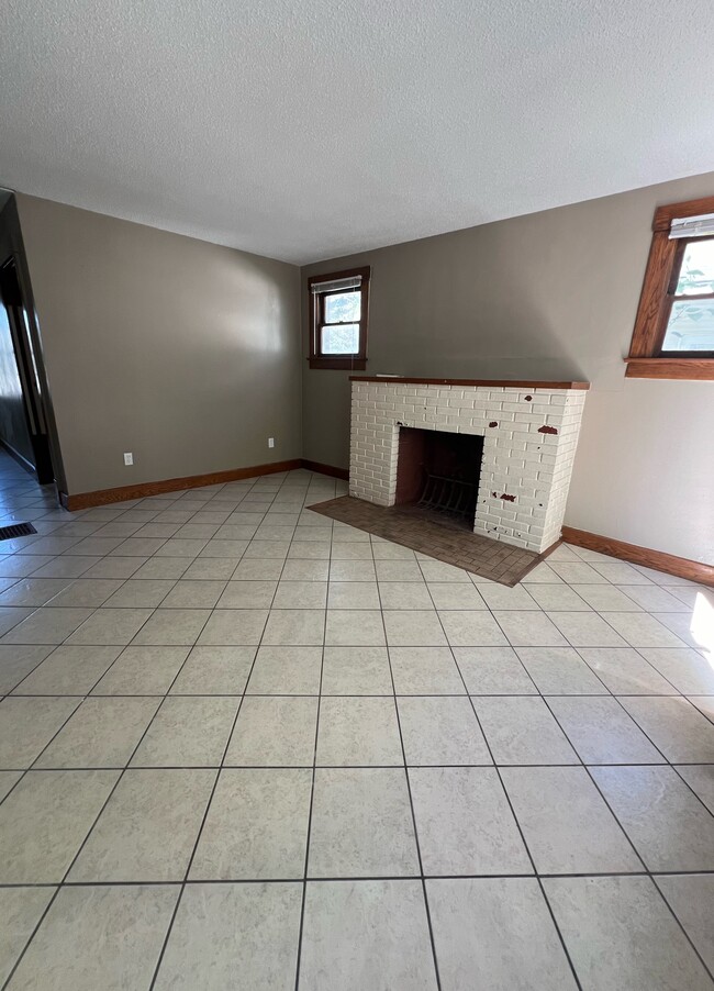 Building Photo - 20 E 15th Ave Unit B