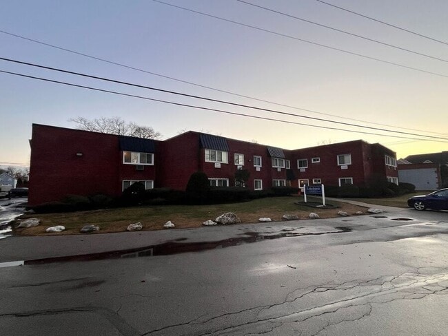 Building Photo - 170 E Lake St Unit 101 pR