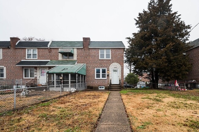 Building Photo - End row home! Stainless appliances, Laminate flrs., New Carpet, Central A/C, Garage, two (2) car ...