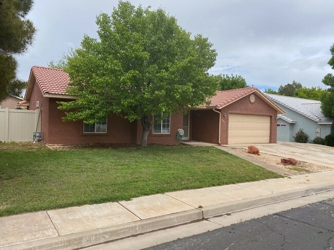Building Photo - Nice 3 Bedroom 2 Bath Home with POOL and RV Parking