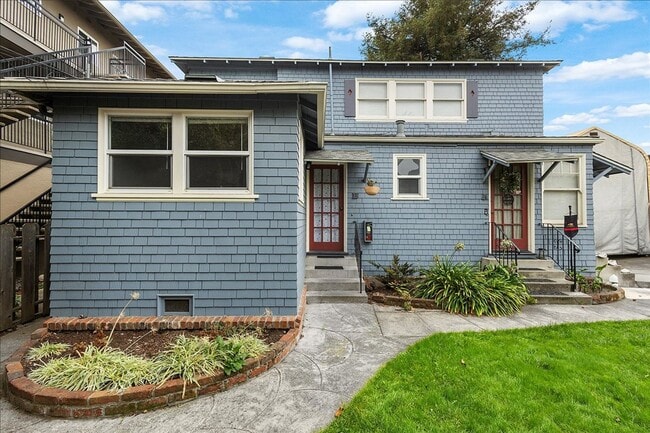 Building Photo - 2148 Santa Clara Ave Unit 2148 1/2 Santa Clara #B