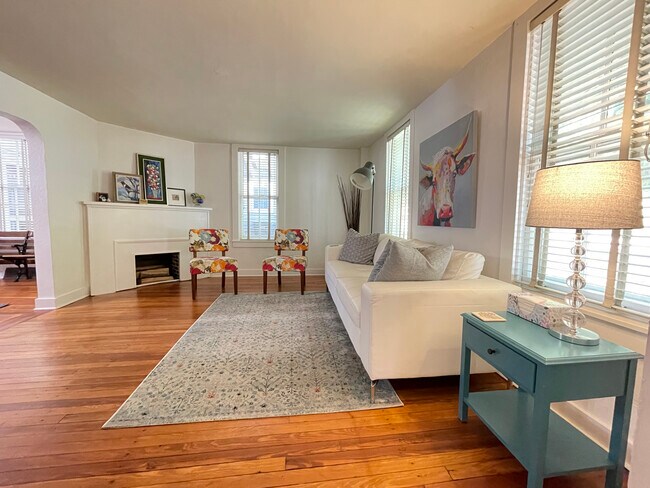 Photo - 109 E College St