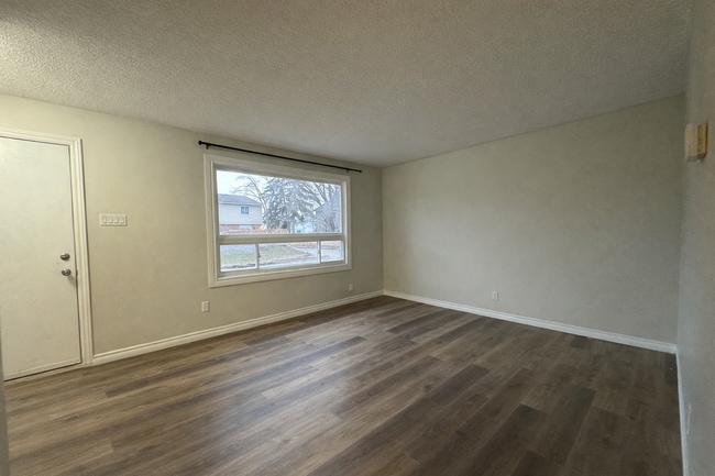 Building Photo - Renovated 2 Bedroom & 1.5 Bathroom Townhome! Unit 20