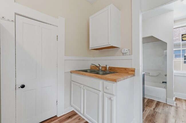 1030 W 11th St