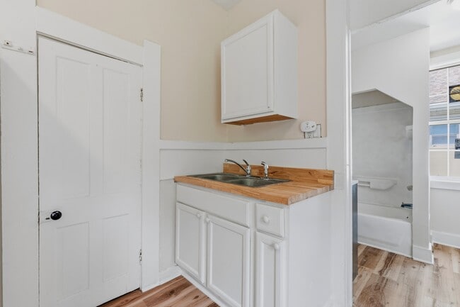 Photo - 1030 W 11th St