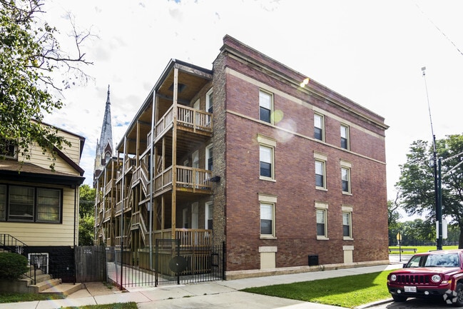 8257 S Coles