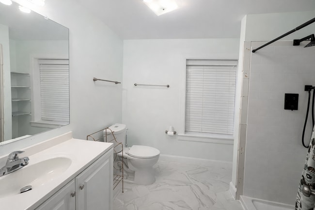 Photo - 816 1/2 W Lombard St