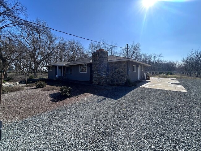 Building Photo - Country home - 3 bed 2 bath!