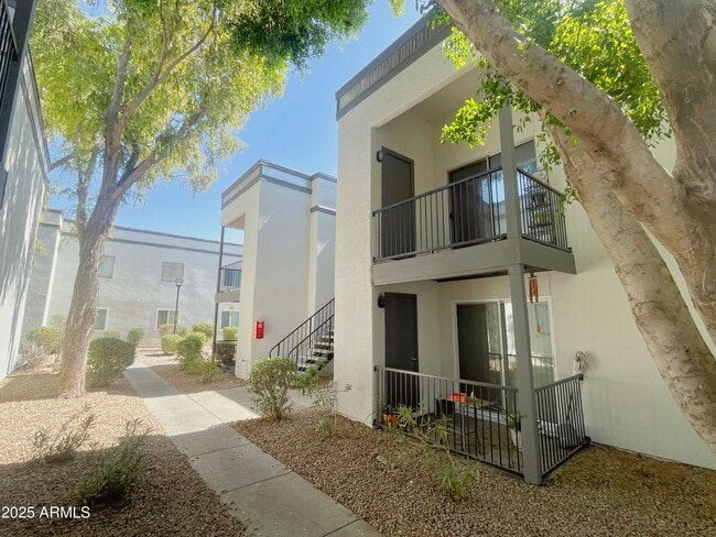 Building Photo - 740 W Elm St Unit 243