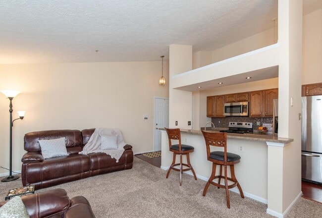 living room - 1002 Markham Ct Unit M