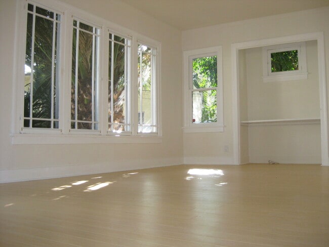 Living room - 1223 N Orange Grove Ave Unit WHOLE HOUSE