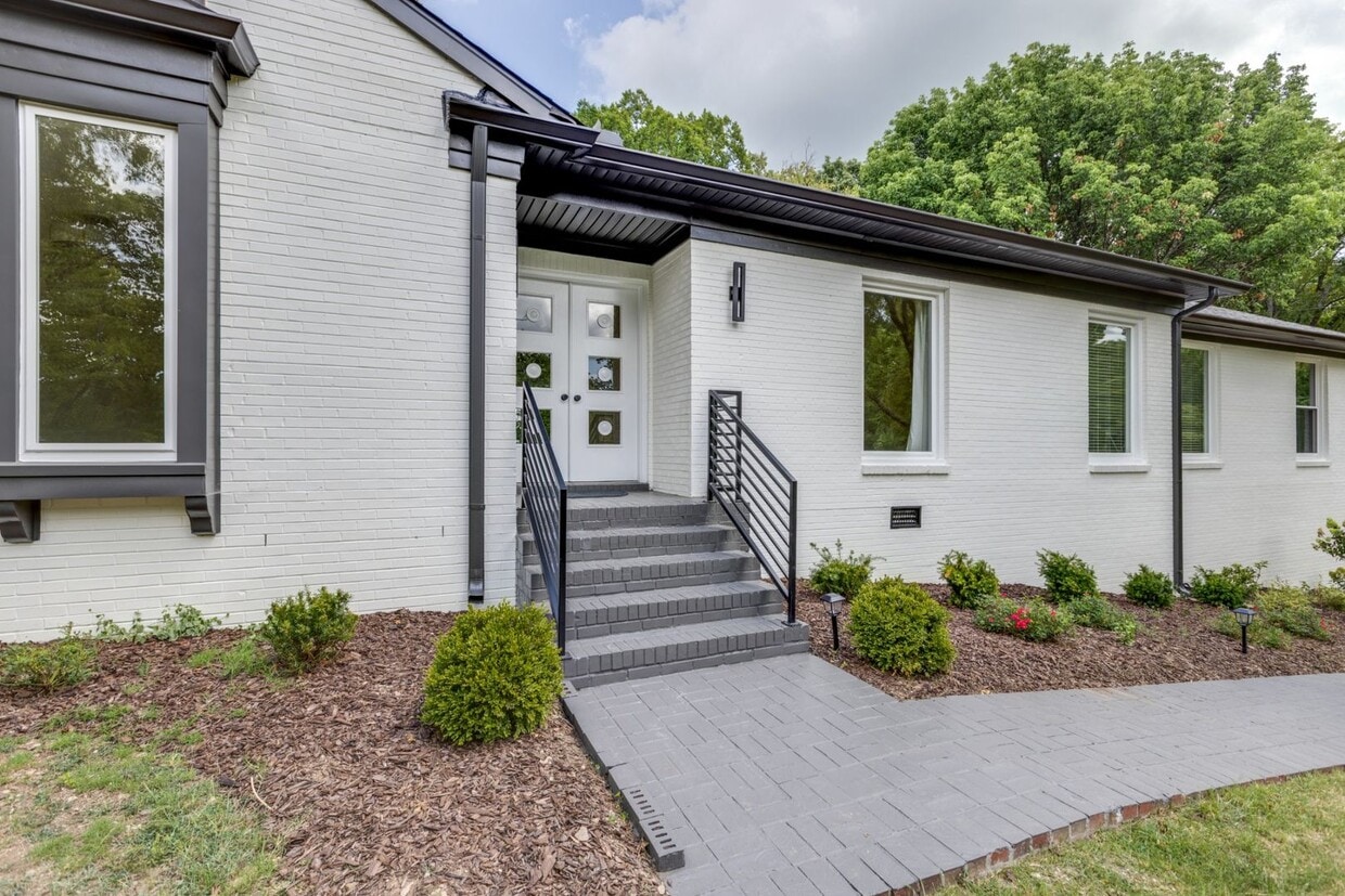 Renovated 3 Bed, 3 Bath Single Level Ranch... - Renovated 3 Bed, 3 Bath Single Level Ranch...