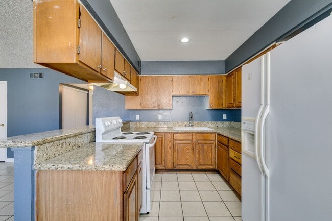 Building Photo - Charming 2-Bedroom Unit in a Well-Maintained 4-Plex!