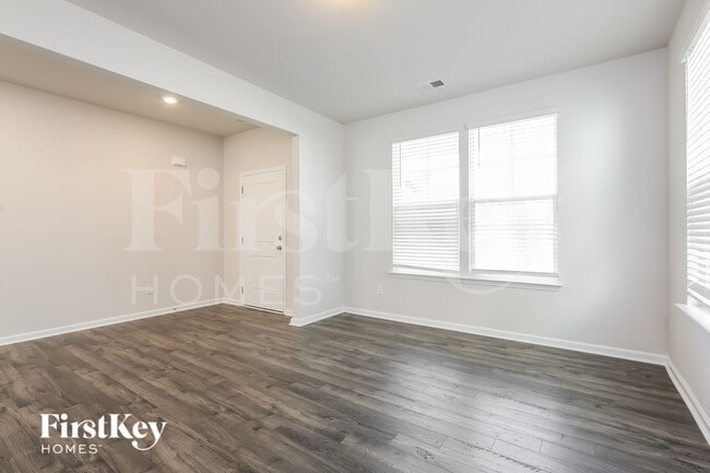 566 Hillpark Ln