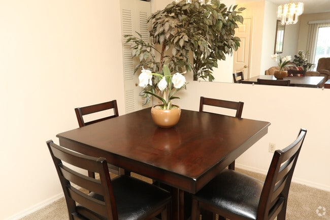 1BR, 1BA 800 SF - Dining Area