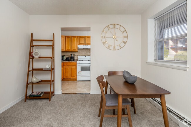 2BR, 1BA - 810SF - Diningroom