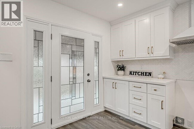 Photo - 16 Upper Canada Dr
