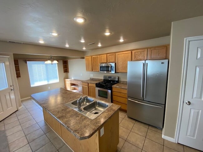Photo - Move-in Bonus!! 3 bed -2.5 bath Twin Home