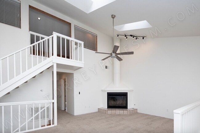 Building Photo - OPEN HOUSE: 12/6 3-4PM ~ 3BR Townhome with Garage, 1 BLOCK from Ocean!