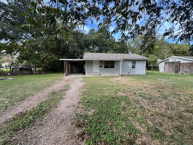 Building Photo - Lovely 2 Bedroom 1 Bath Home!