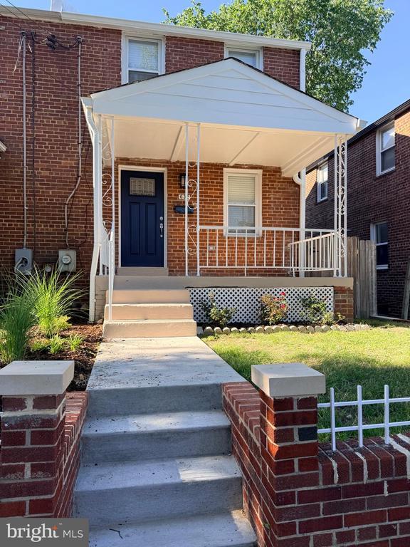 Photo - 632 Faraday Pl NE