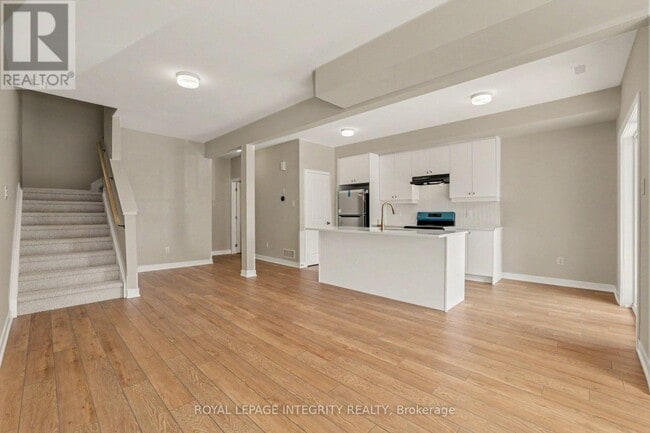 Photo - 825 Demulcent Ln
