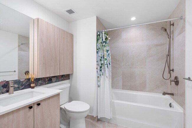 Photo - 245 16th St E Unit SI ID1467230P