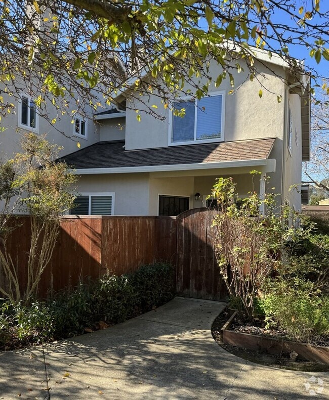 Building Photo - Beautifully Updated 3 Bed/2.5 Bath Townhom... Rental