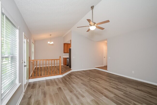 18 Gray Ghost St