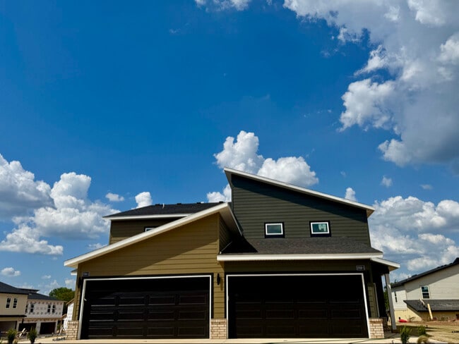 Building Photo - 1708 SW Poigai Wy Rental