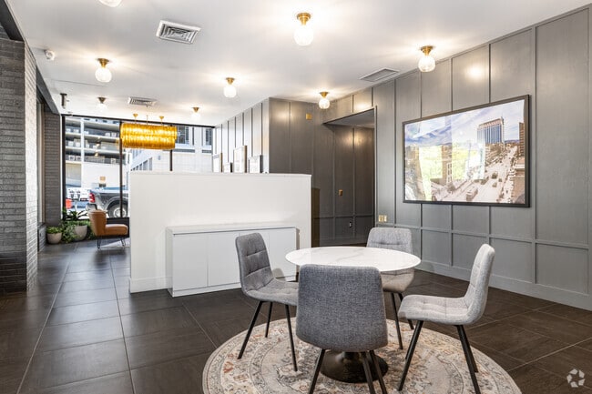 Vestíbulo para residentes - The Owyhee Apartments