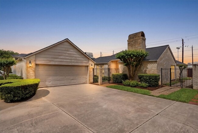 Photo - 2513 Country Club Blvd