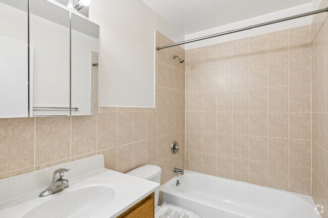 1BR, 1BA w/Den- 850SF - Bathroom