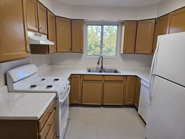 Clean and spacious kitchen - 4900 W Barton Park Dr