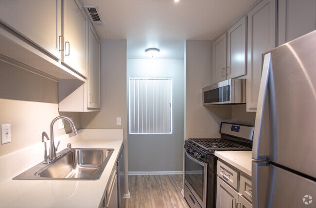 2BR, 2BA-872 SF