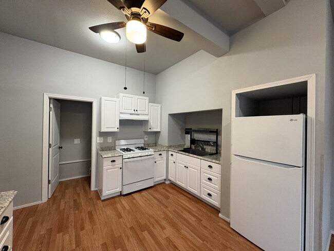 Photo - 141 E Fairfield Ct