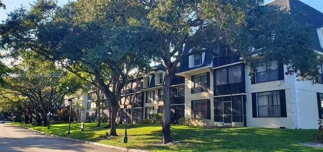Building Photo - 3680 Inverrary Dr Unit 2M