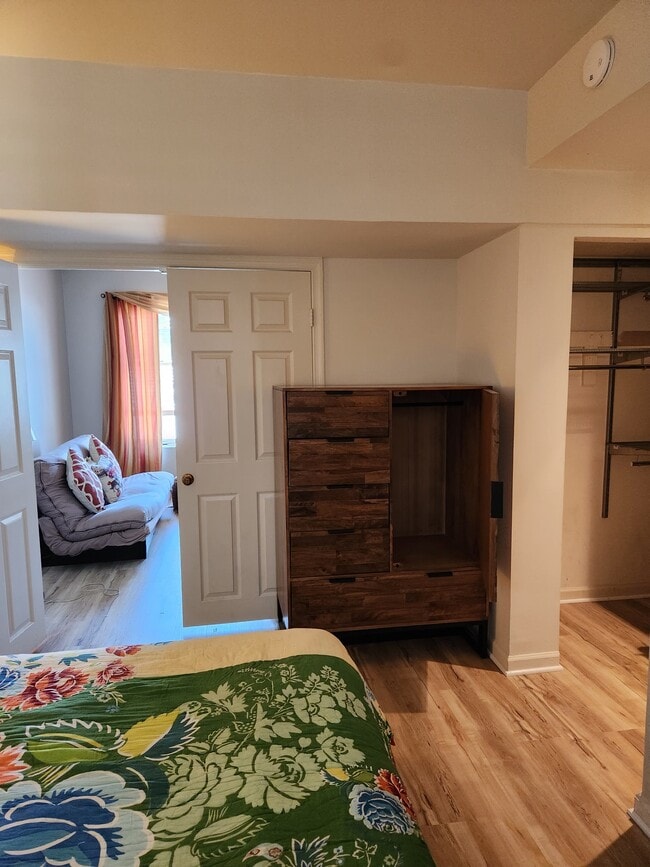 El dormitorio comunica con la sala de estar. El armario del dormitorio tiene un pequeño espacio para guardar ropa. - 1737 P St NW Unidad 402