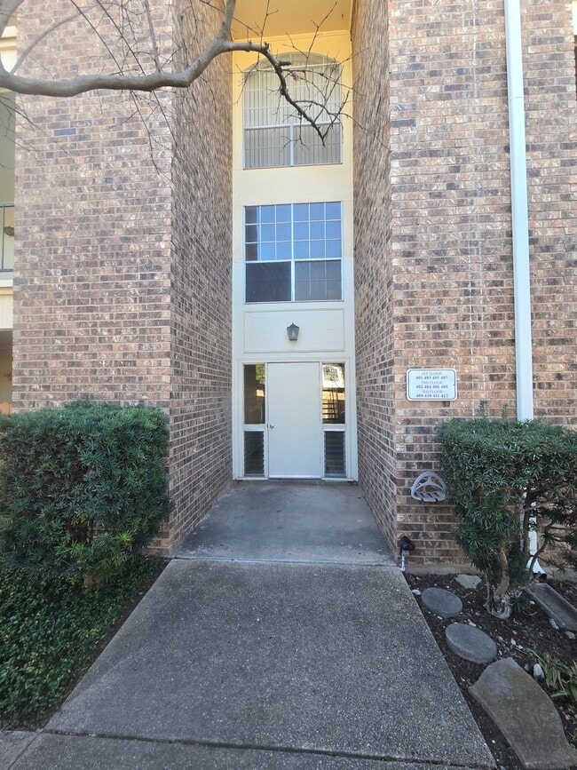 Building Photo - 1819 Babcock Rd Unit #405