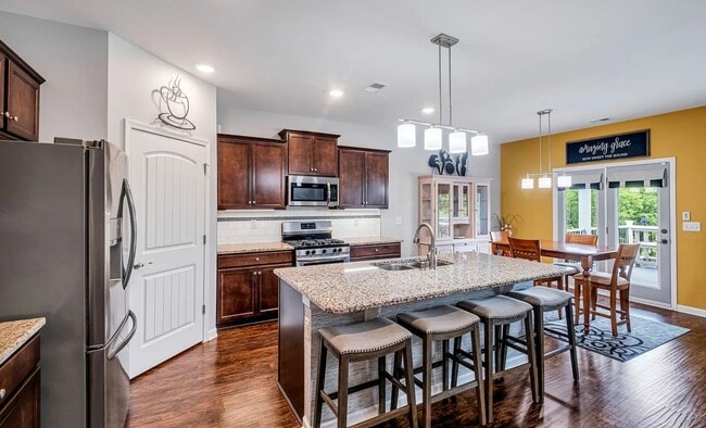 Photo - 756 Prominence Rd