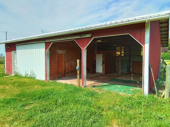 Building Photo - 3 BR 2 BA Horse and 1 small dog okay on ju... Rental
