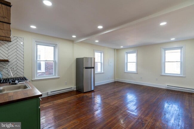 Building Photo - 5003 Pine St Unit 3RD FL