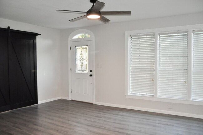 Photo - 114 Yates St