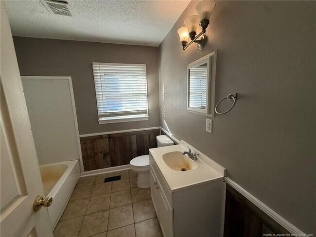 Photo - 2223 Carbine St