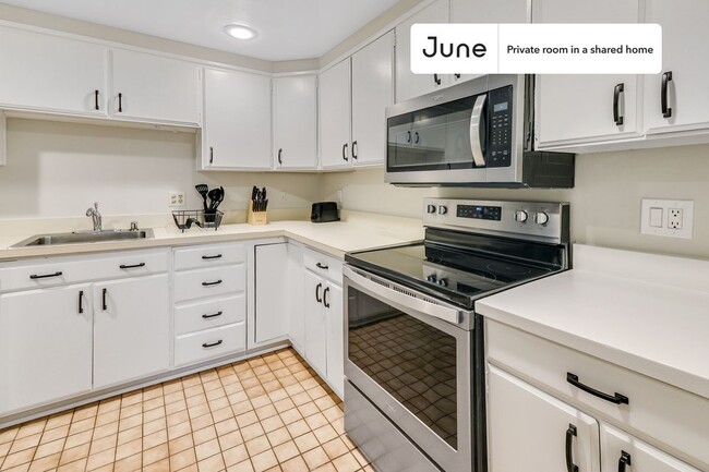 Room in Shared 7 bed/3.5 bath home in Southwest Waterfront
