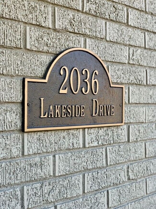 2036 Lakeside Dr