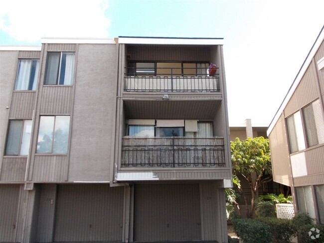Building Photo - $2,500 - 2 Bed / 2 Bath Condo in East Clai...