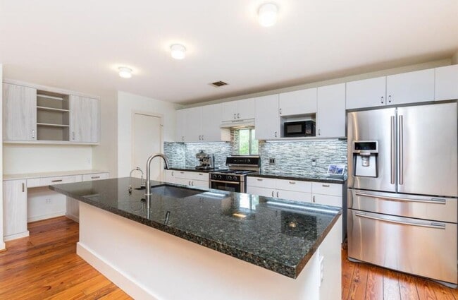 Photo - 5235 Blossom St