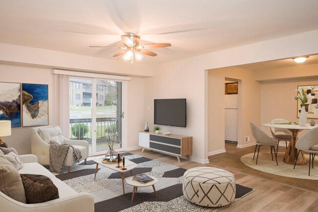 Living Room - Briar Knoll Apartments